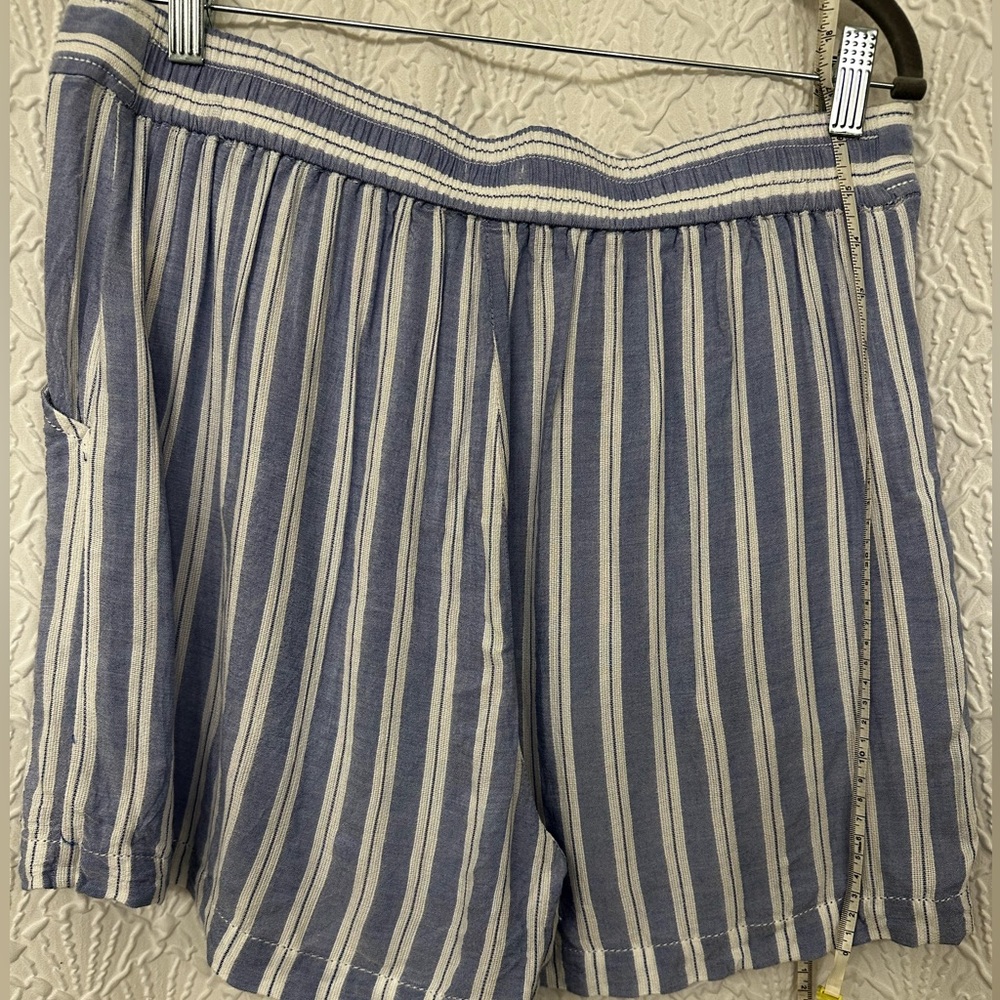 Shorts - Picture 2 of 3